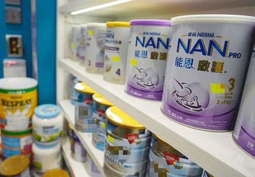 兩品牌奶粉疑受菌污染 當局勒令下架籲停食用